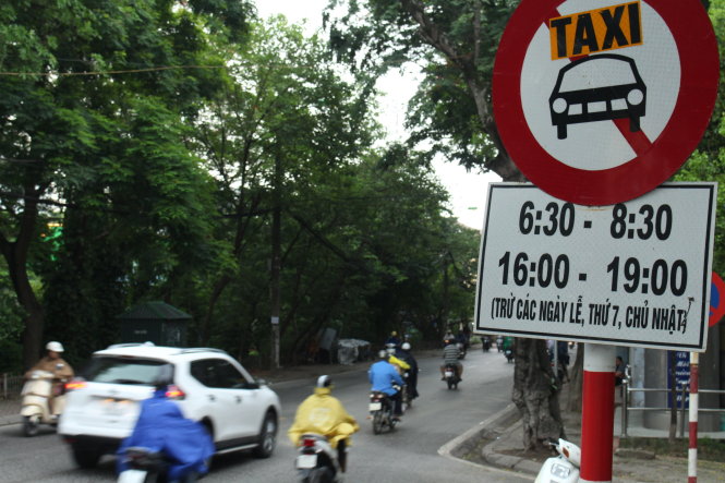 Kiến nghị dỡ bỏ các biển cấm taxi trên phố