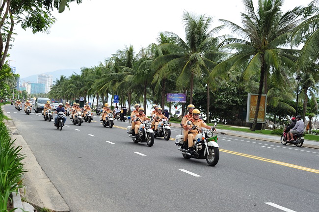 Đoàn diễu hành đi qua nhiều tuyến phố của Đà Nẵng