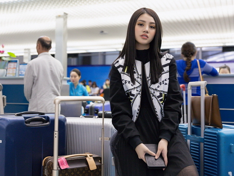 Jolie Nguyễn diện nguyên cây hàng hiệu nổi bật tại sân bay