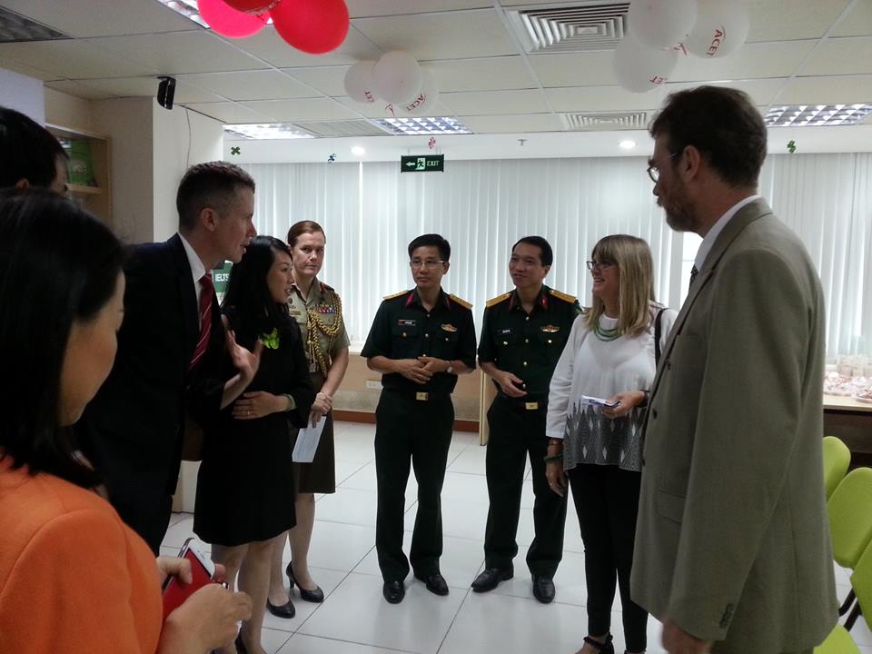Tổng Lãnh sự Australia, bà Karen Lanyon trò chuyện cùng các cán bộ Cấp cao của Quân đội Nhân dân Việt Nam và nhân viên của UTS Insearch và Trung tâm ACET tại lễ Khai mạc Khóa đào tạo Tiếng Anh Chuyên sâu cho cán bộ của Bệnh viện Dã chiến cấp 2 của Việt Nam triển khai tại phái bộ Liên Hợp Quốc - Thê đội 1