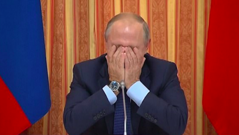 Tổng thống Putin cười không thể kiềm chế