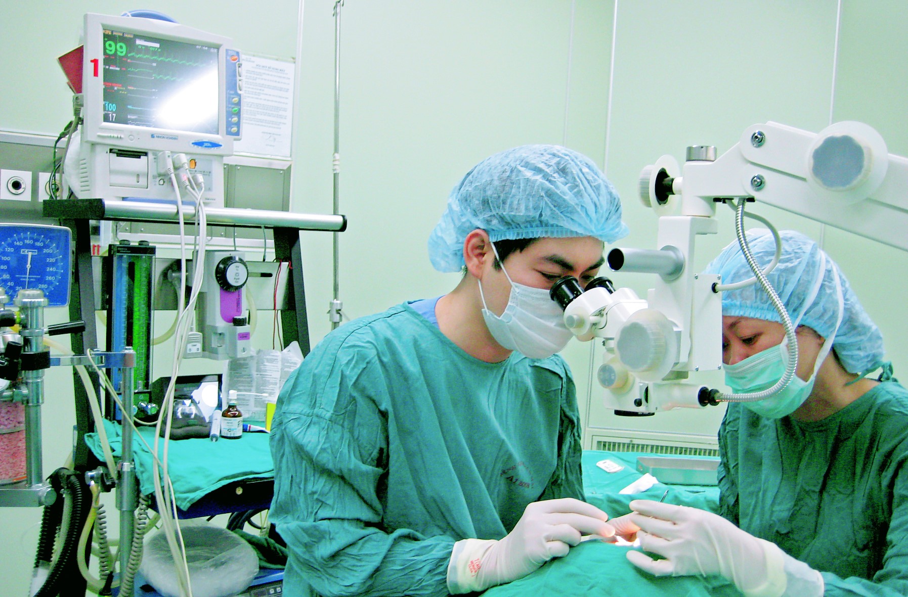 BS Lê Việt Sơn - Trưởng khoa Mắt BV Bạch Mai đang thực hiện một ca phẫu thuật mắt tại Khoa Mắt, BV Bạch Mai