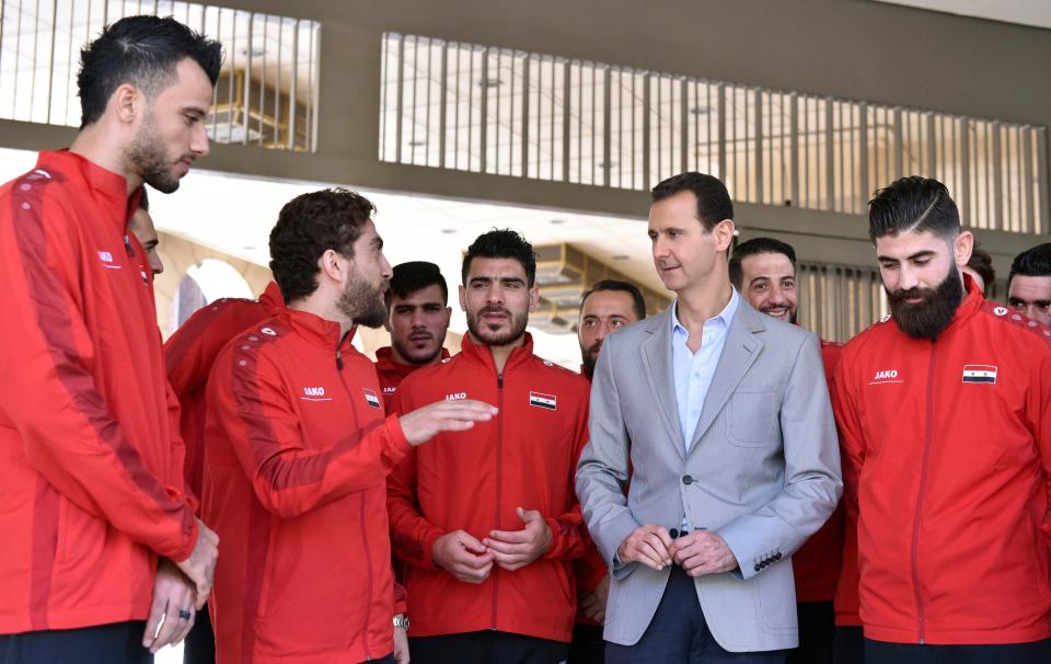 Ông Assad trò chuyện thân mật với hai cầu thủ từng đứng về phe đối lập chống lại ông