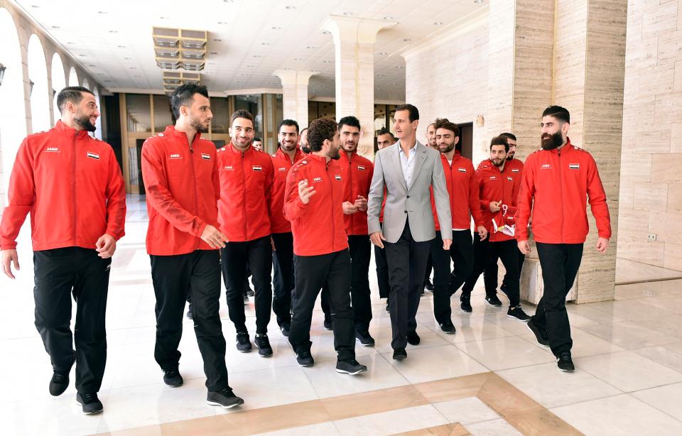 Nhà lãnh đạo Assad dẫn đội bóng đi tham qua dinh tổng thống