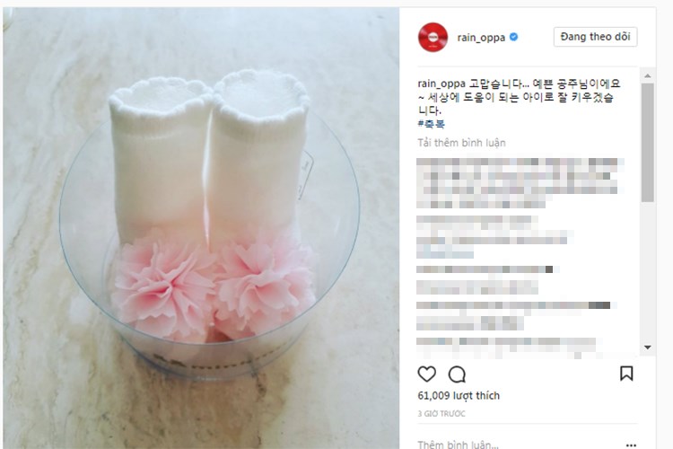 Thông tin Kim Tae Hee hạ sinh con gái đầu lòng vừa được Bi Rain chia sẻ. Anh viết: “Cảm ơn. Bé là một cô công chúa xinh đẹp. Chúng tôi sẽ nuôi dưỡng bé thật tốt”. Đi kèm thông báo về con gái, Bi Rain còn đăng tải trên trang cá nhân hình ảnh đôi giày len nhỏ xinh đính hoa màu hồng vô cùng đáng yêu. Ảnh: Instagram nhân vật