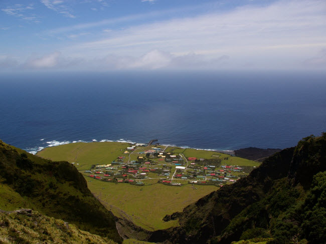 Đảo Tristan da Cunha thuộc Anh quốc: Hòn đảo núi lửa này nằm ở Nam Đại Tây Dương và chỉ có 258 người sinh sống. Cư dân ở đây sử dụng tiếng Anh, nhưng cũng tạo ra những từ phương ngữ có nguồn gốc từ Scotland, Nam Phi, Mỹ, Hà Lan, Italia,… Nam Phi là quốc gia gần hòn đảo này nhất với khoảng cách 2.173 m.