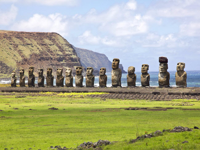 Đảo Phục Sinh, Chie: Hòn đảo nổi tiếng với 900 bức tượng cổ ngoài trời và 3.300 cư dân ở đây chủ yếu sống dựa vào ngành du lịch. LAN là hãng hàng không duy nhất tổ chức các chuyến bay từ Mỹ tới đảo Phục Sinh với giá 900 USD/lượt.