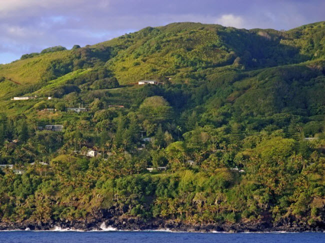 Đảo Pitcairn thuộc Anh: Hòn đảo nằm cách New Zealand khoảng 5.300 km và không có  tuyến bay thương mại tới đây. Để tới hòn đảo, du khách phải vượt qua hành trình 32 giờ bằng thuyền buồm.