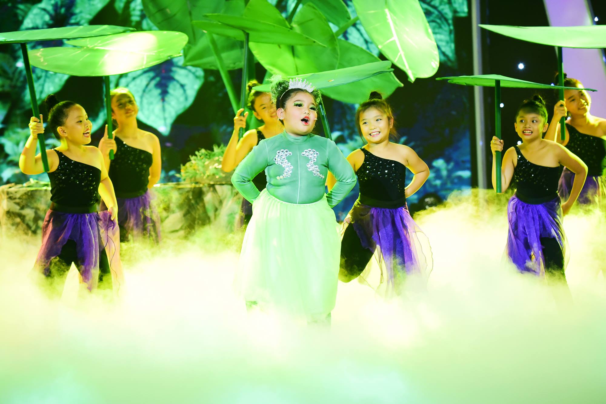 Phương Vy – con gái 7 tuổi của biên đạo múa Hồng Phương để lại màn trình diễn ấn tượng Úp Lá Khoai trong hình ảnh của công chúa ếch xanh. 