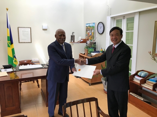 Đại sứ Việt Nam Đào Thành Chung trình Quốc thư lên Toàn quyền Saint Vincent và Grenadines - ông Frederick Ballantyne.