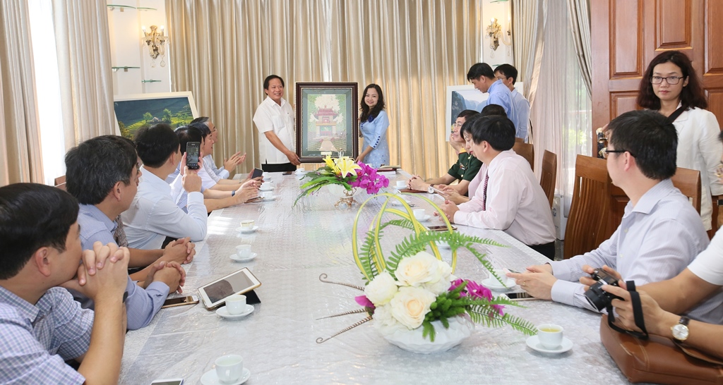 Bộ trưởng Trương Minh Tuấn tặng quà lưu niệm cho Đại sứ quán Việt Nam ở Myanmar