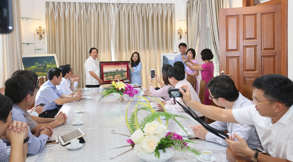 Đại sứ Luận Thùy Dương tặng Bộ trưởng bức tranh vùng Bangan nổi tiếng của Myanmar