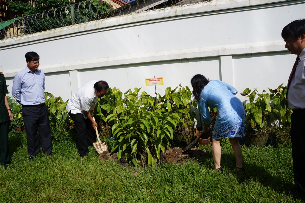 Bộ trưởng Trương Minh Tuấn trồng cây lưu niệm trong khuôn viên Đại sứ quán Việt Nam ở Myanmar