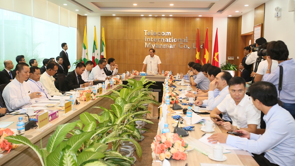 Chiều cùng ngày, Bộ trưởng Trương Minh Tuấn cùng Đại sứ Luận Thùy Dương đã đi thăm và làm việc một số doanh nghiệp lĩnh vực viễn thông và CNTT