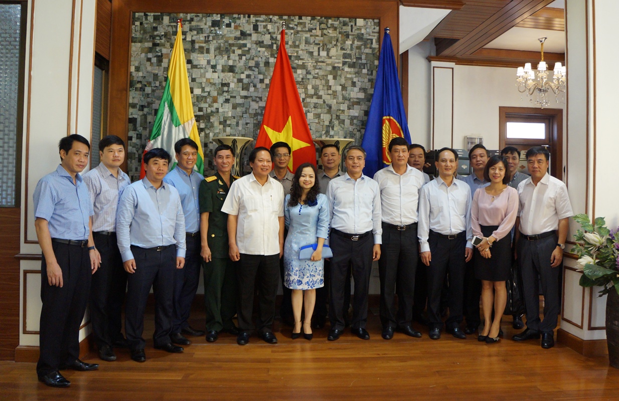 Đoàn công tác Bộ TT&TT và các cán bộ Đại sứ quán tại trụ sở Đại sứ quán VN ở Myanmar