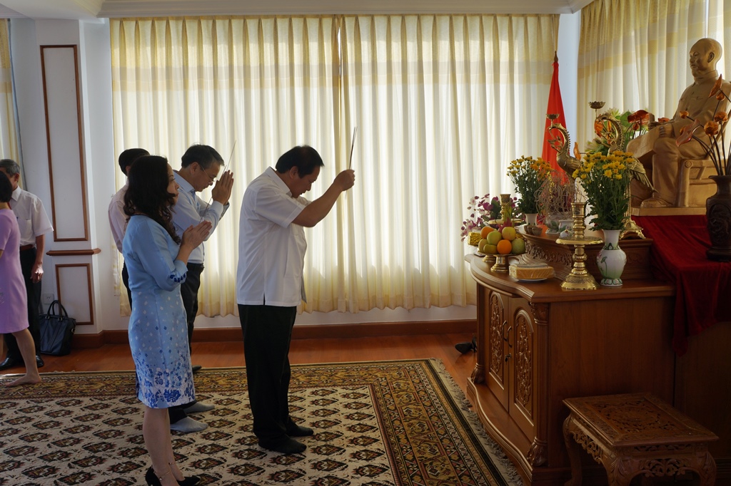 Đoàn tới dâng hương Bác Hồ tại Đại sứ quán Việt Nam ở Myanmar.