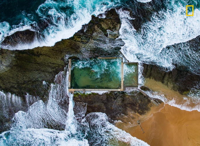 Một bể bơi nhân tạo ngập chìm trong sóng nước tại Sydney Australia