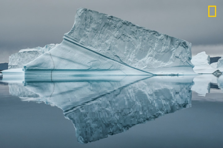 Hình ảnh phản chiếu của một tảng băng trôi lững lờ ở Bắc Cực.