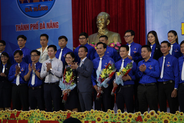 Ông Nguyễn Bá Cảnh (mặc áo vest xám, đứng giữa) thôi giữ chức Bí thư Thành đoàn Đà Nẵng và nhận công tác tại Ban Dân vận Thành ủy với chức vụ Phó ban.