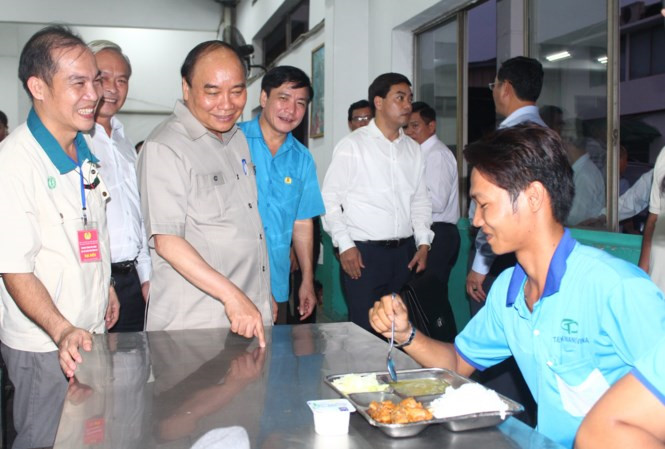 Sau khi ăn xong, Thủ tướng Nguyễn Xuân Phúc đi đến nhiều bàn ăn, ân cần thăm hỏi về khẩu phần ăn của công nhân hàng ngày trước khi ra về. (Ảnh: Tiền Phong)