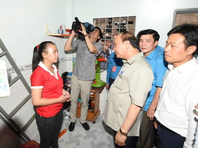 Thủ tướng Nguyễn Xuân Phúc hỏi thăm các công nhân tại nhà trọ. (Ảnh: VGP/Quang Hiếu)