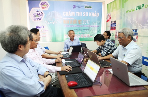 Các giám khảo trong Hội đồng sơ khảo đã nhanh chóng bắt tay vào việc chấm chọn ra các sản phẩm xuất sắc nhất để vào chung khảo Nhân tài Đất Việt 2017.