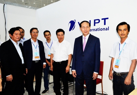 Chủ tịch nước Trần Đại Quang và Phó Thủ tướng Phạm Bình Minh đến thăm booth điều hành kỹ thuật của VNPT tại Trung tâm Báo chí quốc tế APEC 2017
