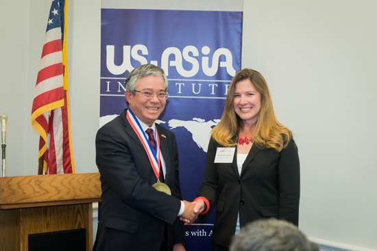 Tại hội thảo, Lãnh đạo Viện Hoa Kỳ - châu Á cũng trao tặng Đại sứ Phạm Quang Vinh kỷ niệm chương vì những đóng góp của Đại sứ cho quan hệ Hoa Kỳ - ASEAN