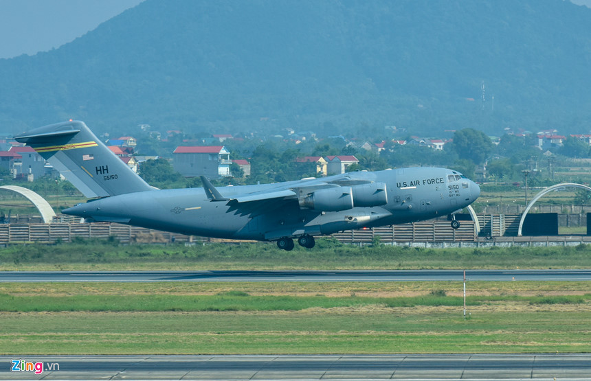 Máy bay vận tải C-17 đáp xuống sân bay Nội Bài lúc 9h45 ngày 30/10.