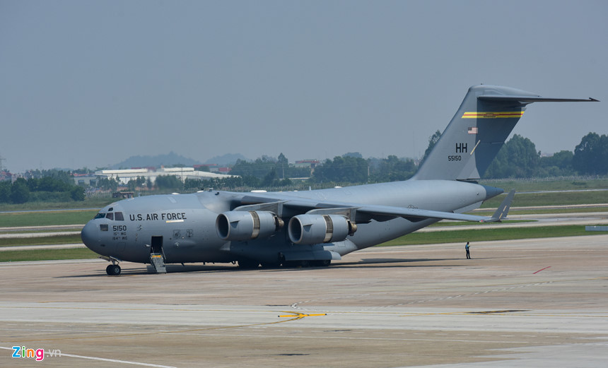 Sau khi lăn vào sân đỗ gần khu vực cảng hàng hoá nhà ga hàng không, chiếc C-17 của không lực Mỹ nằm tại đây khoảng 2 giờ trước khi rời đi.