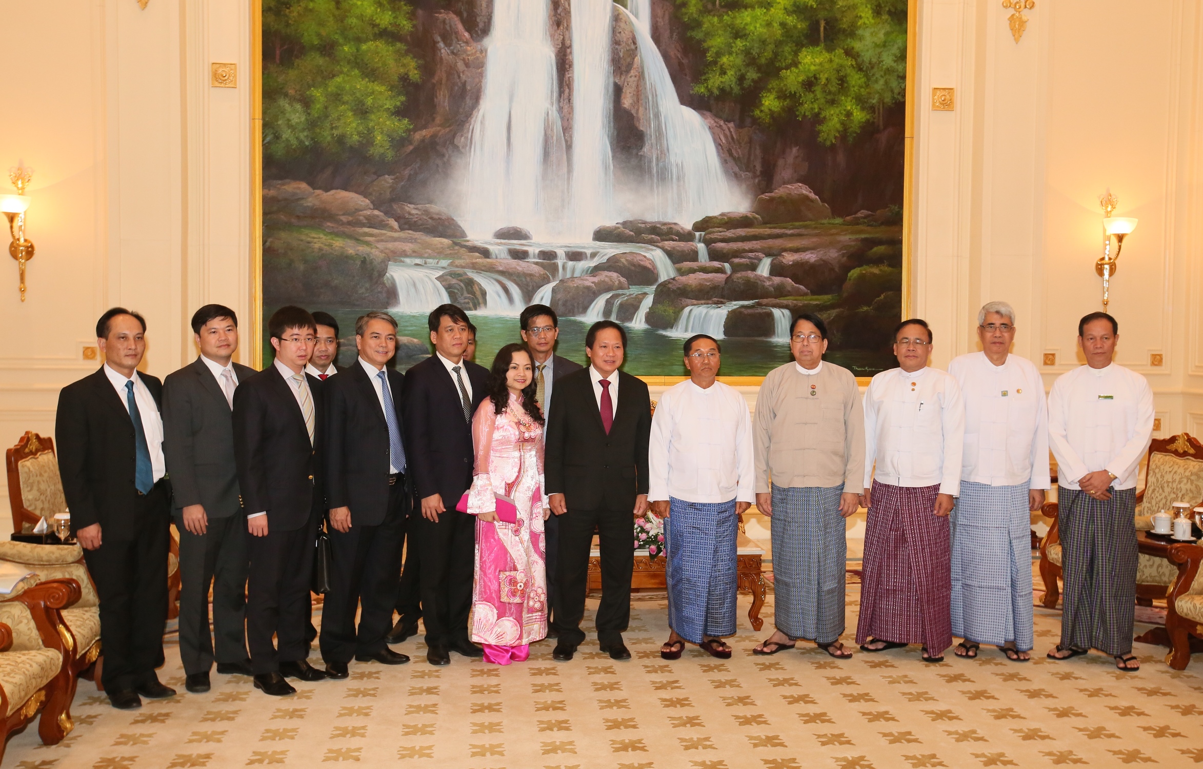 Đoàn công tác Bộ Thông tin và Truyền thông cùng Đại sứ Việt Nam tại Myanmar chụp ảnh lưu niệm với Phó Tổng thống Myint Swe và các thành viên chính phủ Myanmar.