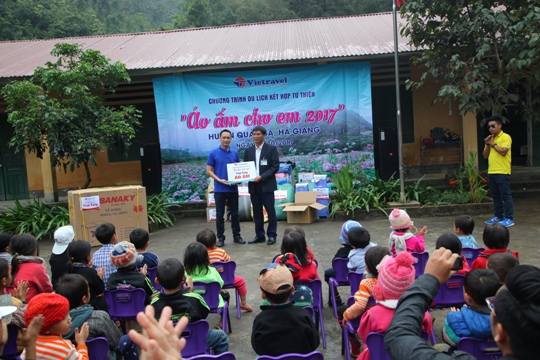 Anh Văn Minh – Đại diện Vietravel Hà Nội trao trặng tủ đá bảo quản thực phẩm, áo ấm cho trường TH Tùng Vải, Hà Giang