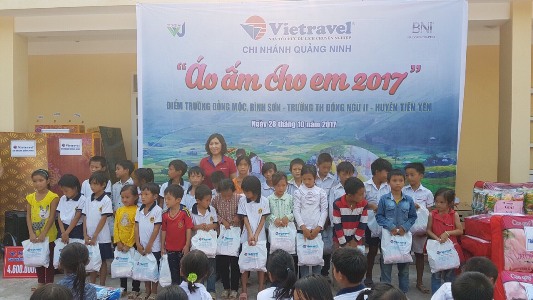  Nguyễn Thị Trực – Giám đốc Vietravel Chi nhánh Quảng Ninh đại diện trao tặng các phần quà thiết thực cho học sinh trường TH Đông Ngũ, Tiên Yên