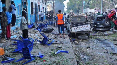 Khu vực hiện trường các vụ tấn công khủng bố liên hoàn ở Mogadishu làm 23 người chết. Ảnh: AP