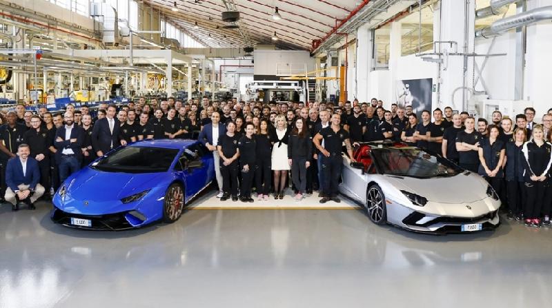 Lamborghini xuất xưởng siêu xe Aventador thứ 7.000 và Huracan thứ 9.000
