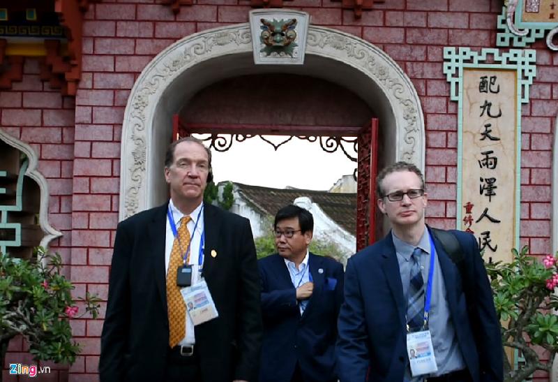 Ông David Malpass (trái), Thứ trưởng Tài chính Mỹ, cựu cố vấn kinh tế của Tổng thống Mỹ Donald Trump tham quan Hội quán Phúc Kiến trên đường Trần Phú chiều 20/10. 