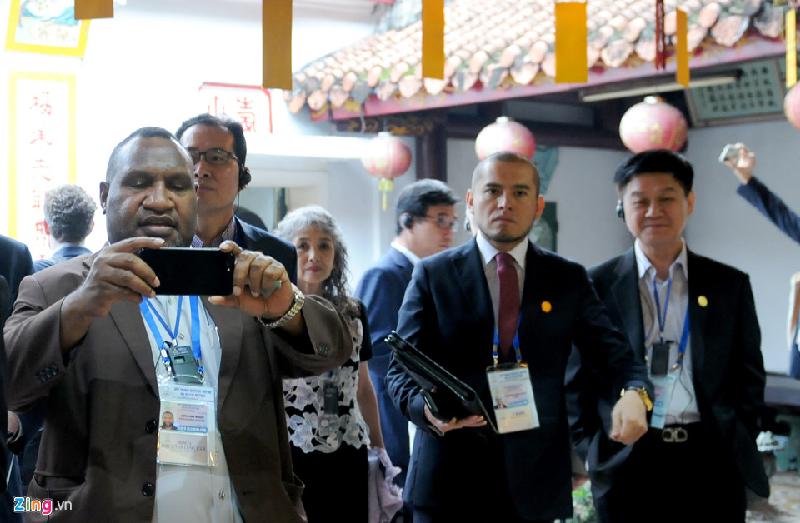 Ông Jamehame Marape(trái), lãnh đạo Bộ Tài chính Papua New Guinea say sưa dùng điện thoại chụp ảnh di tích.