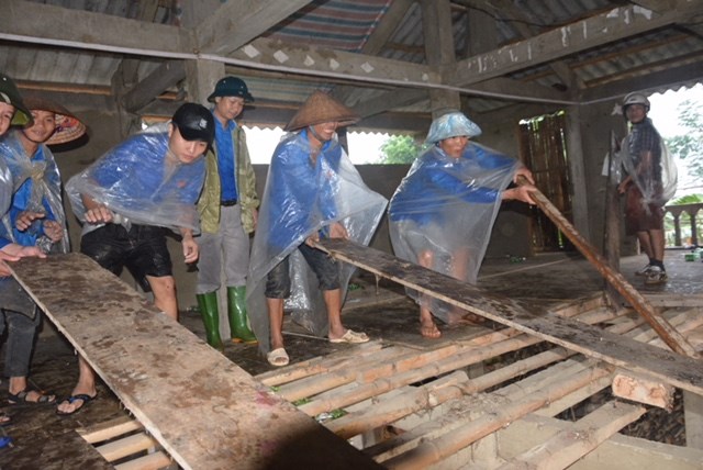 Lực lượng ĐVTN tỉnh Yên Bái giúp dân xã Hạnh Sơn, Văn Chấn di dời ra khỏi vùng nguy hiểm