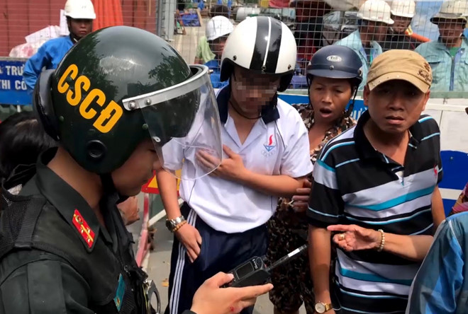 Nam sinh bị cảnh sát cơ động thúc gối ở Sài Gòn sẽ bị kỷ luật?