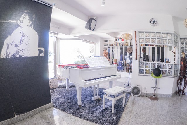 Ngồi từ phòng khách, nơi đặt chiếc đàn piano màu trắng nhìn ra mảng tường bằng kính trong suốt là khoảng mênh mông của biển.