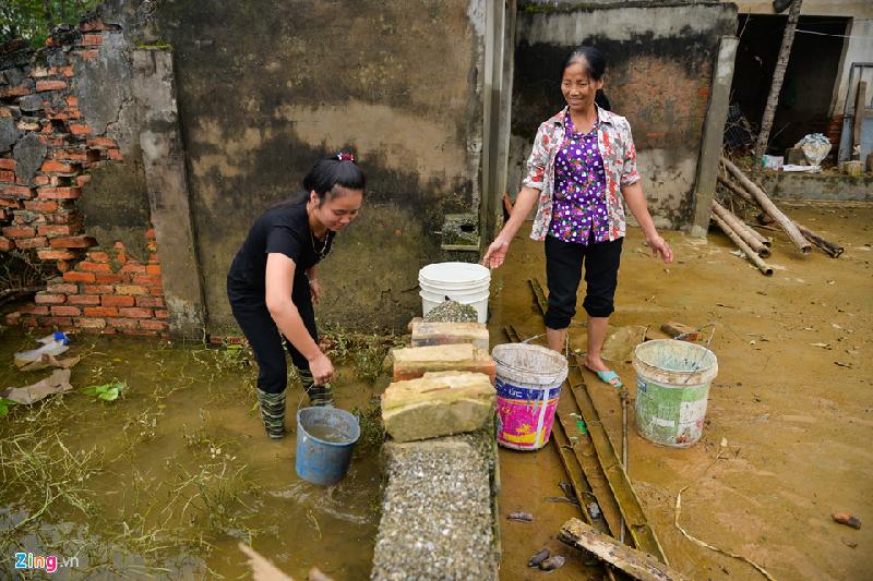 Tại xã Hoàng Văn Thụ, nước gần như đã rút hết, cư dân có thể đi lại dễ dàng mà không cần thuê xe kéo qua dòng nước. Nhiều người tận dụng nước đọng để gột rửa nhà cửa.