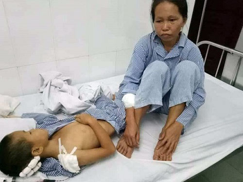 Mẹ con chị Trương Thị Múi điều trị tại bệnh viện sau khi bị chồng - cha chém.  Ảnh: D.T