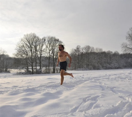 1. Chạy trên băng lạnh âm 20 độ C: Đó là cuộc chạy đua độc nhất vô nhị của một người có khả năng tham gia. Đó là “người băng” Wim Hof diễn ra tại vùng Bắc Cực.  Wim Hof, 53 tuổi, đến từ Hà Lan, người có khả năng chịu lạnh tuyệt vời hiện đang nắm giữ 26 kỷ lục thế giới cho nội dung chịu lạnh. Năm 2009, Hof hoàn thành cuộc đua Marathon trọn thời gian tại vùng Bắc cực thuộc địa phận Phần Lan, ở nhiệt độ gần âm 20 °C trong trang phục quần đùi với thời gian 5 giờ 25 phút. Cuộc đua này dược hãng phim Firecrackerfilms của Anh quay và chiếu trên Channel 4 và National Geographic.