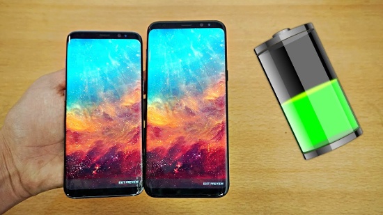 Ngoài kích thước màn hình, khác biệt lớn giữa hai thiết bị chính là pin. Galaxy S8 sở hữu pin 3.000 mAh trong khi Galaxy S8 Plus với màn hình lớn có pin 3.500 mAh. Cả 2 đều sử dụng công nghệ sạc nhanh của Samsung (hỗ trợ cả sạc nhanh không dây).