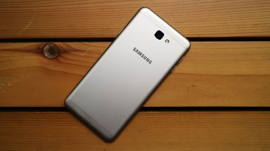 Samsung Galaxy J7 Prime cũng được tối ưu hóa cho nhu cầu giải trí tầm trung với màn hình 5,5 inch độ phân giải Full HD, RAM 3GB, chip 8 nhân tốc độ 1,6 GHz, bộ nhớ trong 32GB và hỗ trợ mở rộng lên 256GB thông qua thẻ nhớ. 
