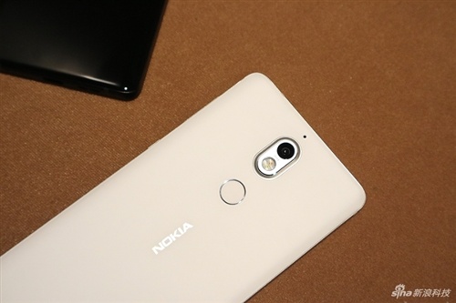 Nokia 7 được trang bị camera phía sau độ phân giải 16 megapixel, khẩu độ f/1.8, hỗ trợ tính năng lấy nét tự động theo pha PDAF và đèn flash kép. Trong khi camera phía trước của máy có độ phân giải 5 megapixel, khẩu độ f/2.0 với ống kính góc rộng 84 độ.