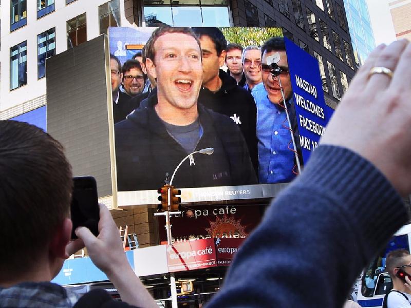 Mark Zuckerberg - người sáng lập kiêm CEO 33 tuổi của Facebook - sở hữu khối tài sản 74 tỷ USD, là người giàu thứ 5 thế giới - theo Bloomberg. Vào tháng 5/2012, Facebook chính thức IPO, trở thành màn IPO lớn nhất trong lịch sử. Kể từ đó, mỗi năm tỷ phú này bỏ thêm 9 tỷ USD vào tài khoản của mình.