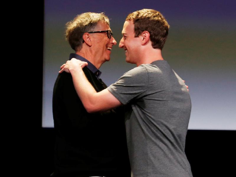Facebook tham gia một tổ chức có tên Giving Pledge, cùng với Bill Gates hay Warren Buffet và 100 tỷ phú khác - những người có ý định hiến gần như toàn bộ tài sản của mình để làm từ thiện. Thực tế, Mark có ý định bán 99% cổ phiếu Facebook cho việc làm từ thiện.