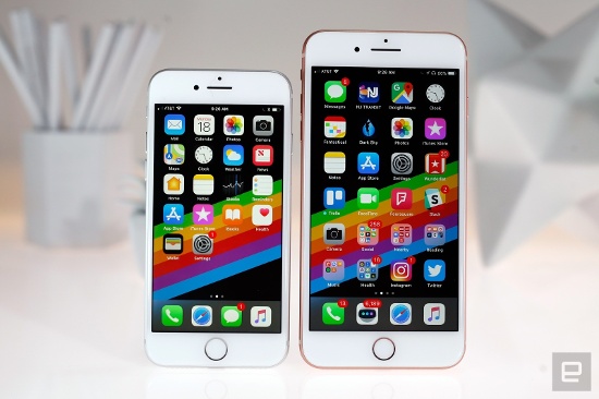 Thiết kế từ năm 2014: Trái ngược với thiết kế đột phá của iPhone X, bản nâng cấp iPhone 8 và 8 Plus không mang lại bất kỳ bất ngờ nào cho người dùng. Thực tế thiết kế của bộ đôi iPhone 8 là không thay đổi nhiều kể từ khi Apple ra mắt iPhone 6 và 6 Plus cách đây 3 năm. 