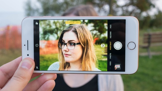 iPhone 8 Plus còn đi kèm camera thứ hai độ phân giải 12 megapixel khẩu độ f/2.8, đó là tương tự như iPhone 7 Plus, nhưng chế độ chụp chân dung Portrait đã được cải tiến với khả năng xử lý mờ hậu cảnh tốt hơn, nhất là khi chụp trong điều kiện ánh sáng yếu.